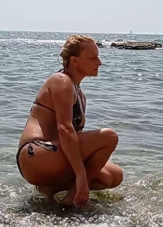 Pretty and Hot summer beach,very. sexy Lari Maxk