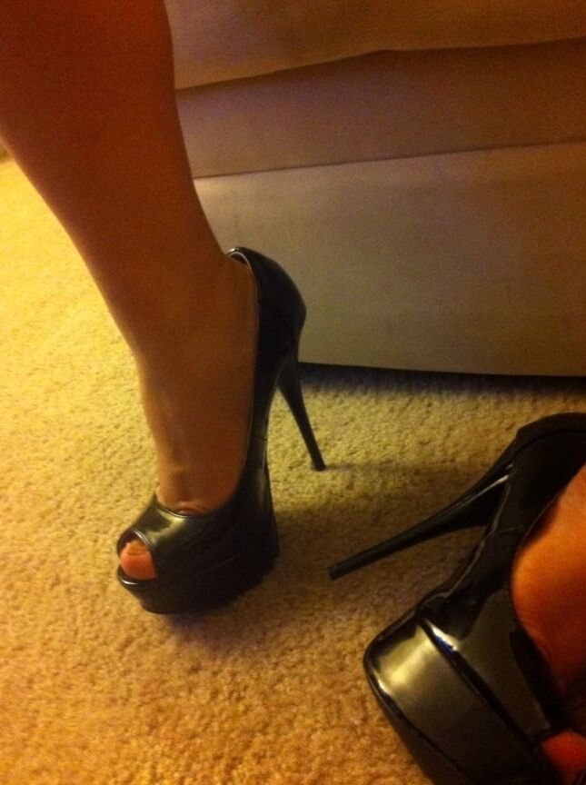 BLACK HEELS