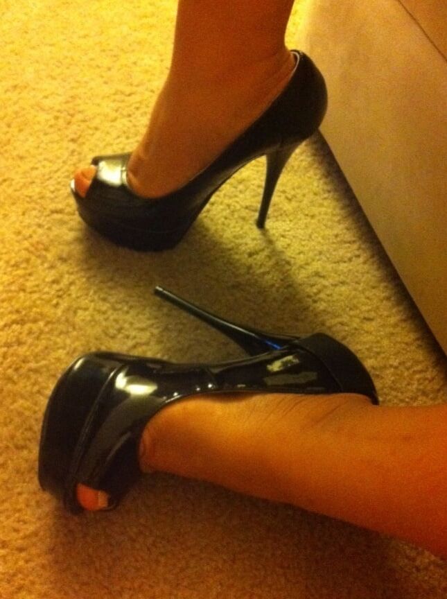 BLACK HEELS