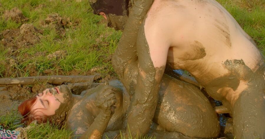 Lara Croft fucked in mud