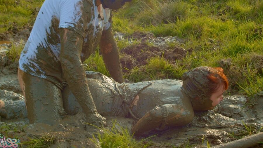 Lara Croft fucked in mud