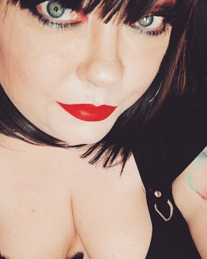 Tina Snua Selfies