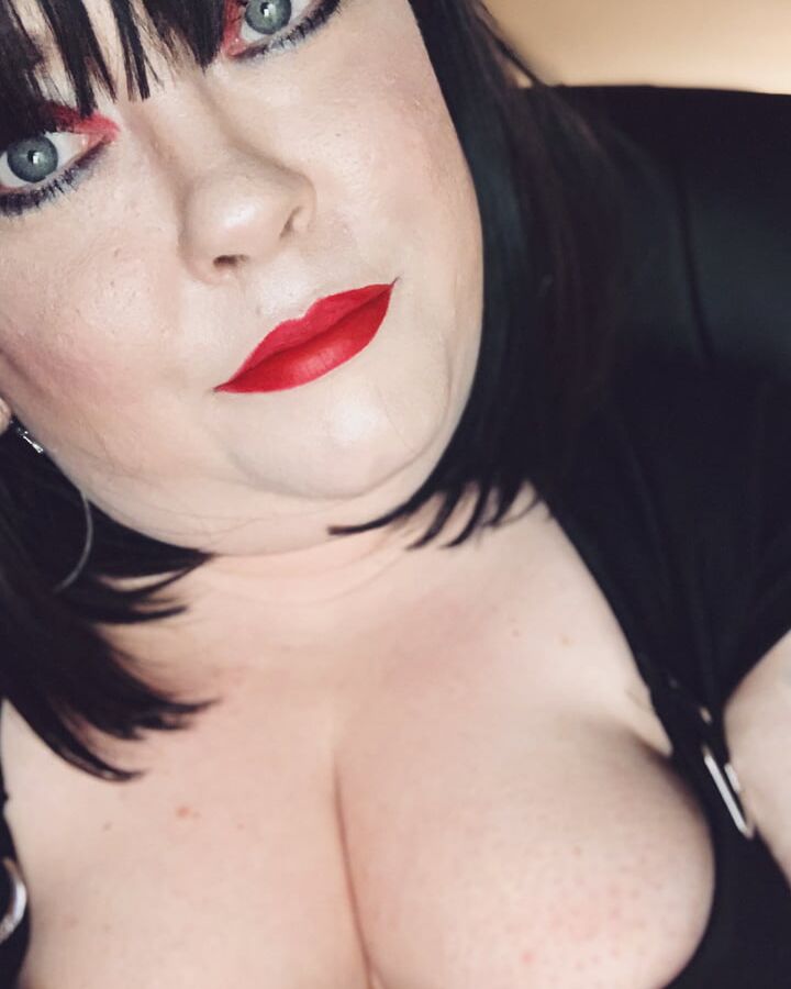 Tina Snua Selfies