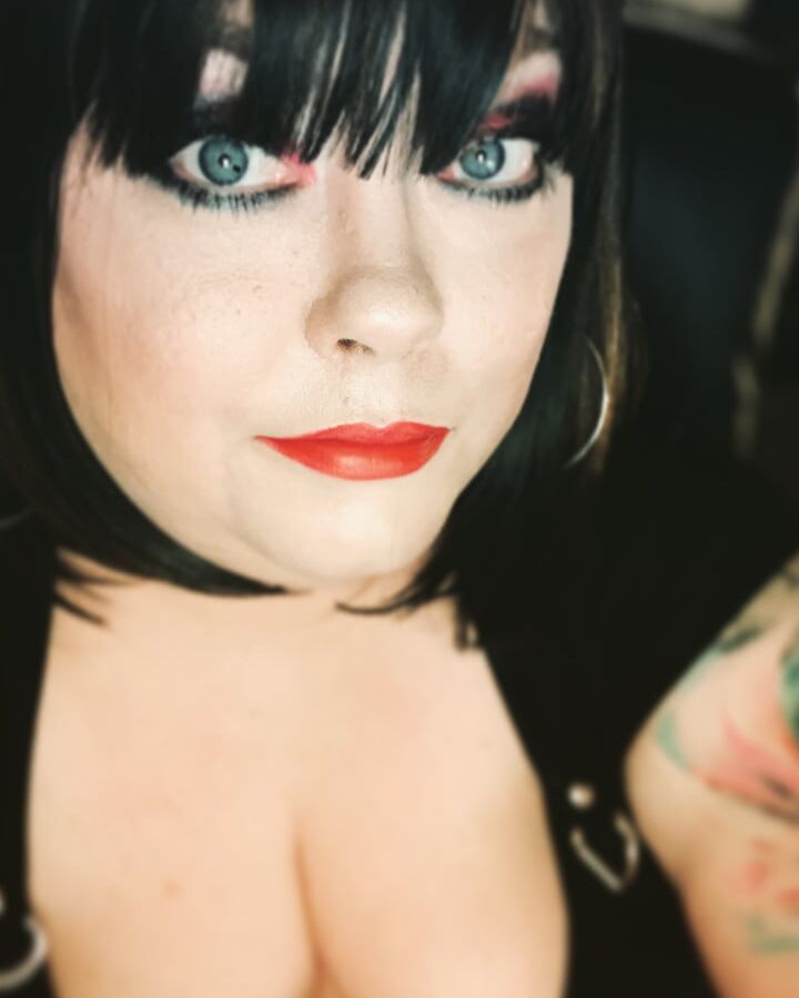 Tina Snua Selfies