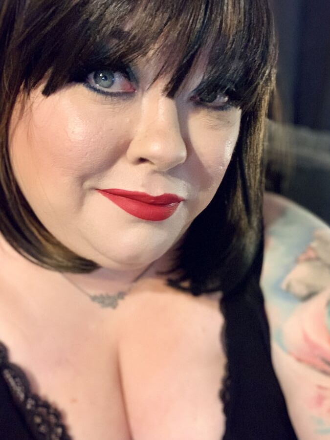Tina Snua Selfies