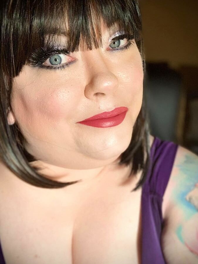 Tina Snua Selfies