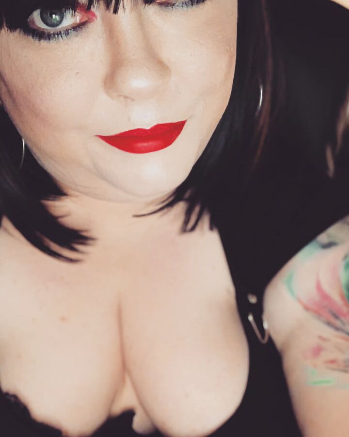 Tina Snua Selfies