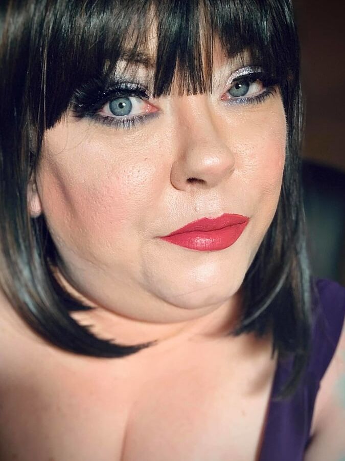 Tina Snua Selfies