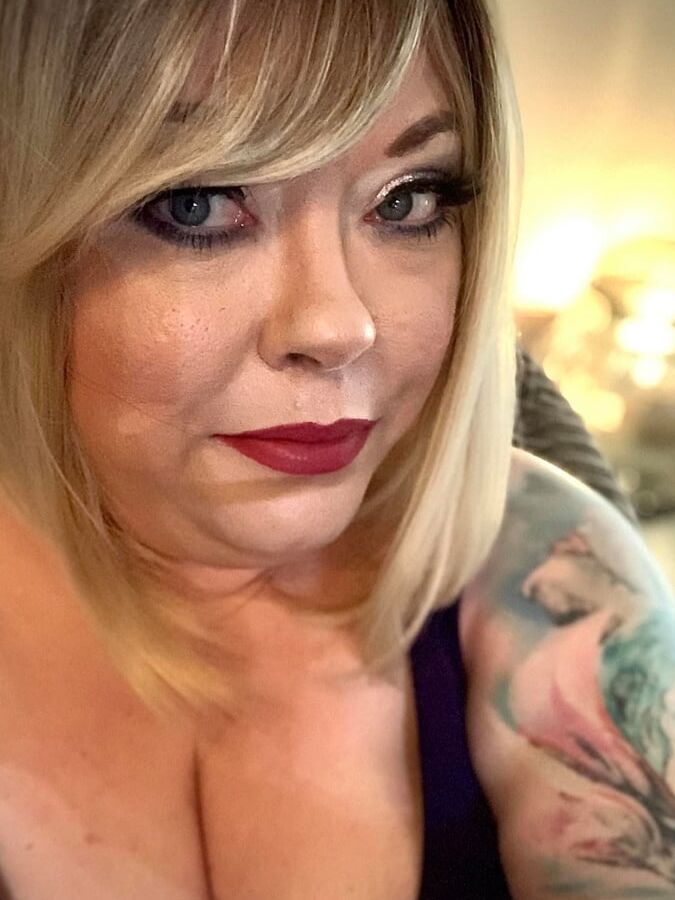 Tina Snua Selfies