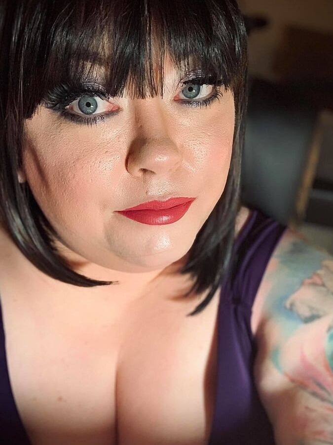 Tina Snua Selfies