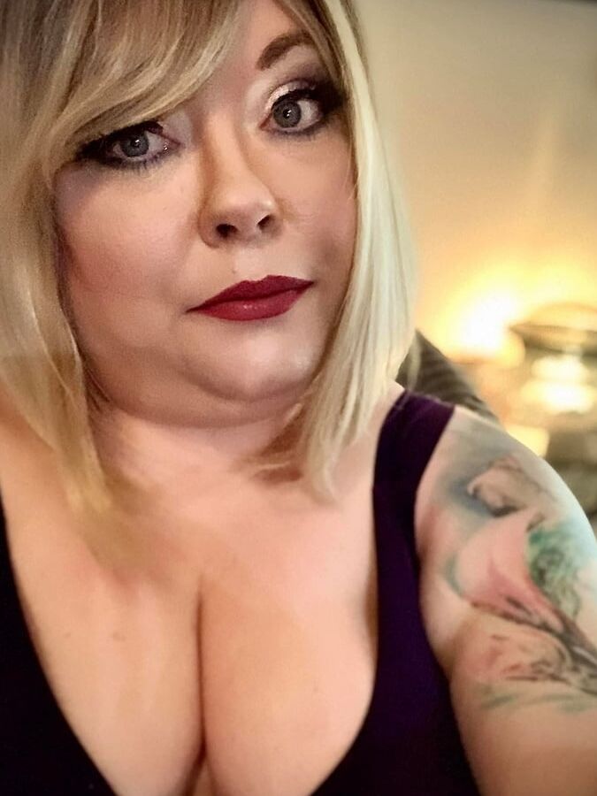 Tina Snua Selfies