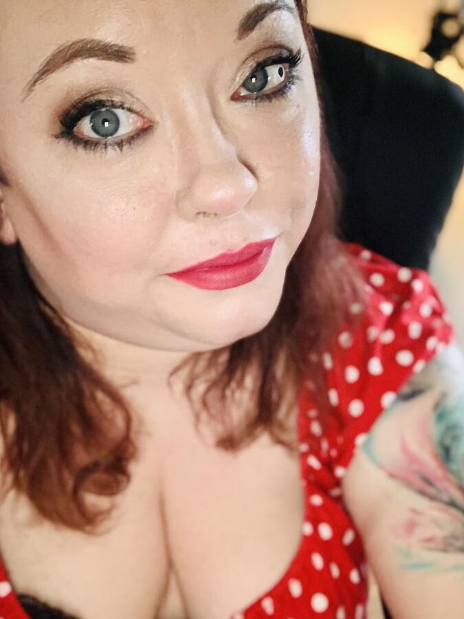 Tina Snua Selfies