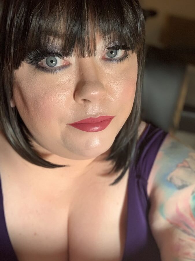 Tina Snua Selfies