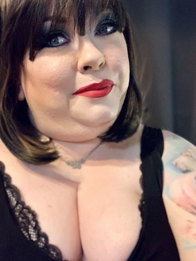 Tina Snua Selfies