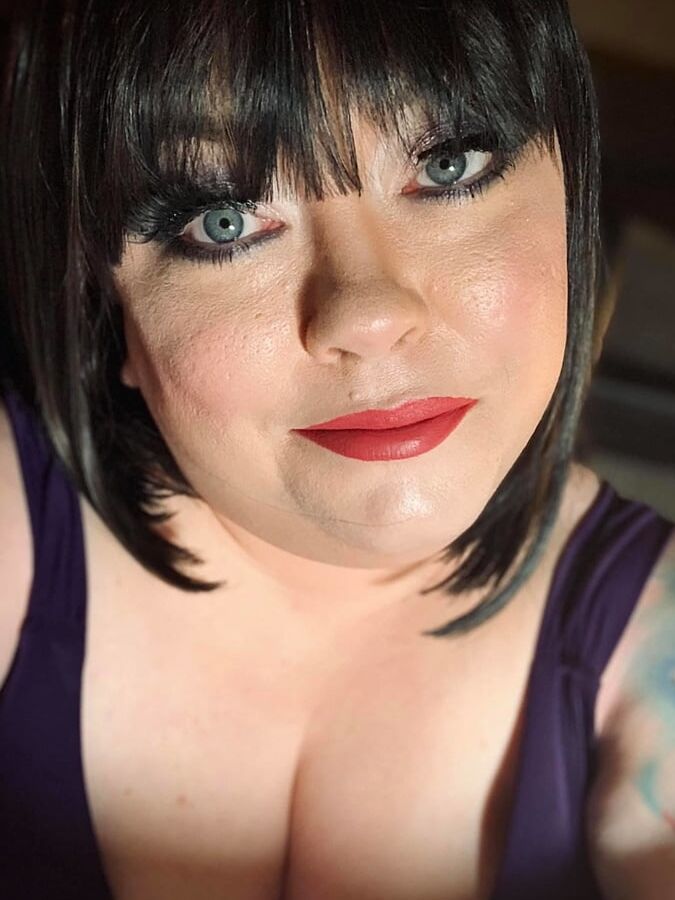 Tina Snua Selfies