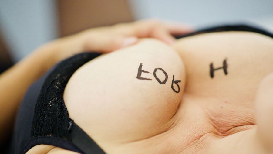 Dedicace offerte FOR H seins de ma femme write on big boob