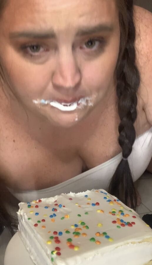 Fat belly bbw makes mess with cake
