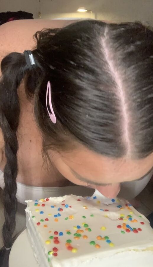 Fat belly bbw makes mess with cake