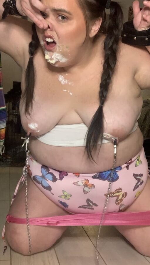Fat belly bbw makes mess with cake