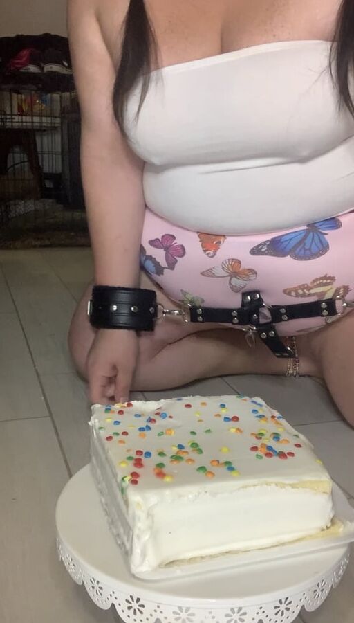 Fat belly bbw makes mess with cake