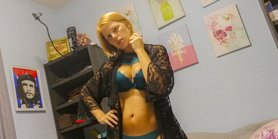 Long hair Goldilocks in stockings