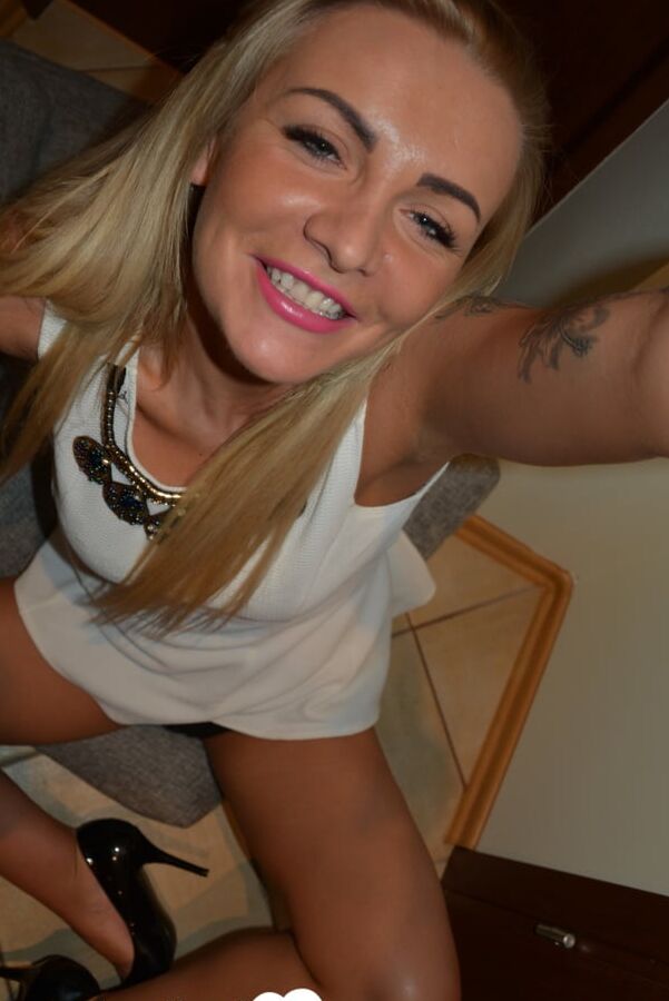Perfect blonde is the queen of selfie teasing