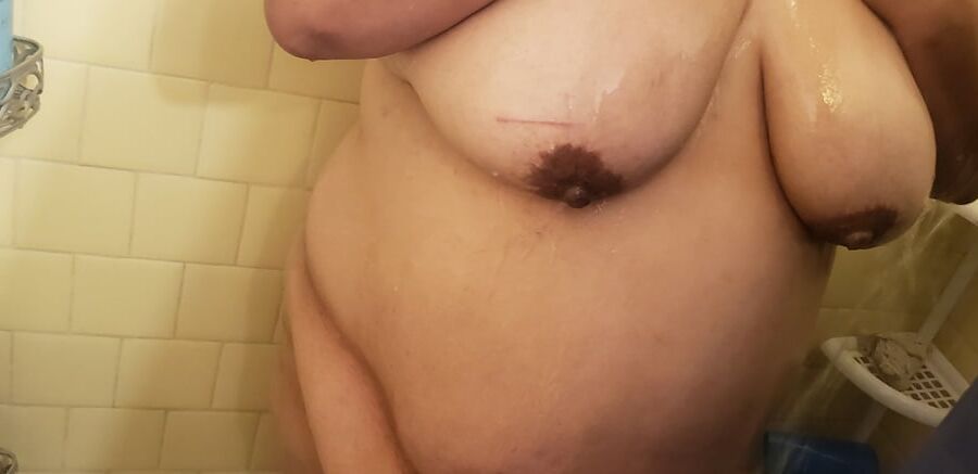 VelumptiousVero Bath time.$$$$ To see these pictures..
