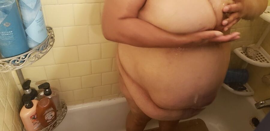VelumptiousVero Bath time.$$$$ To see these pictures..