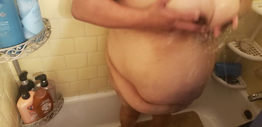 VelumptiousVero Bath time.$$$$ To see these pictures..