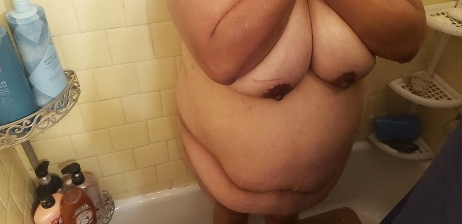 VelumptiousVero Bath time.$$$$ To see these pictures..