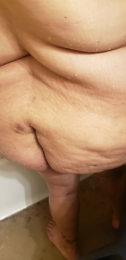 VelumptiousVero Bath time.$$$$ To see these pictures..
