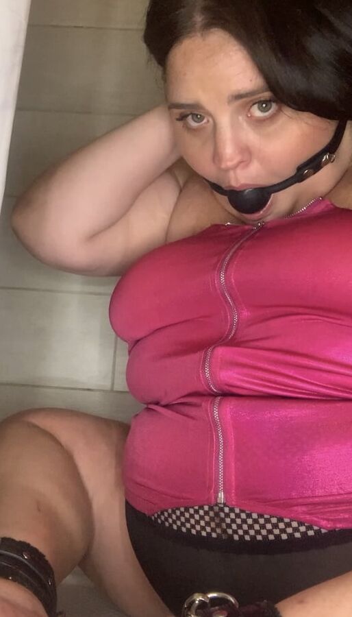 Fat belly bbw tries light bondage