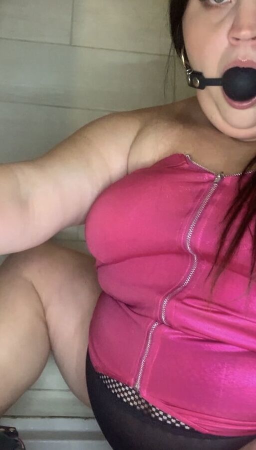 Fat belly bbw tries light bondage