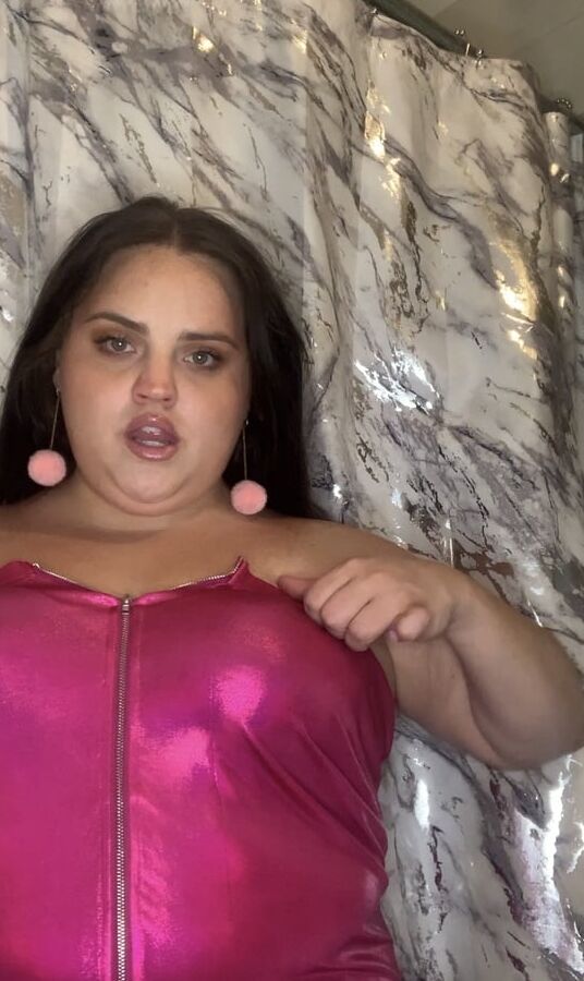 Fat belly bbw tries light bondage