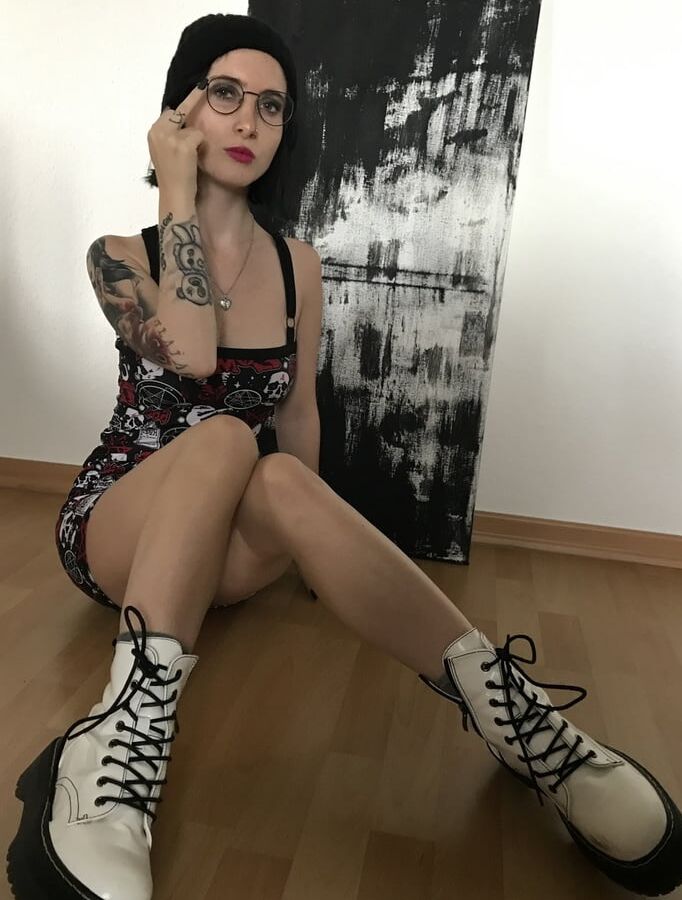 Sexy and funny private Pics Lou Nesbit. Lia Louise