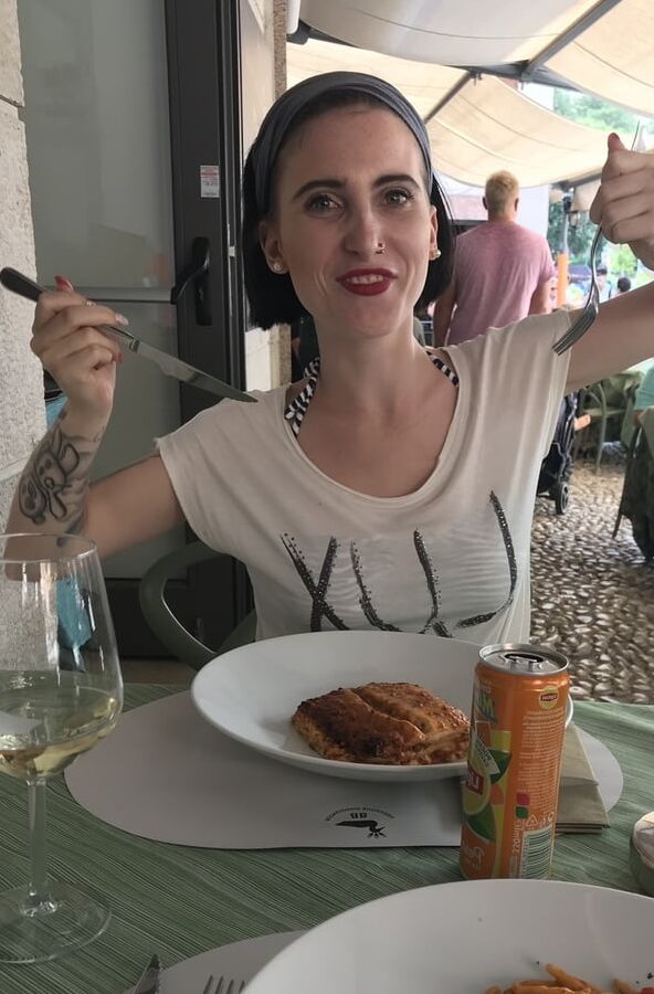 Sexy and funny private Pics Lou Nesbit. Lia Louise