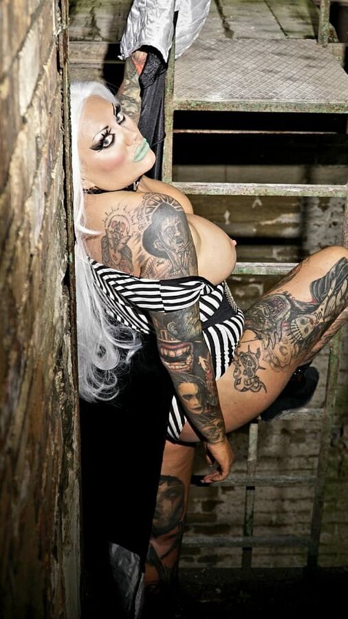 MONOCHROME HOTTIE