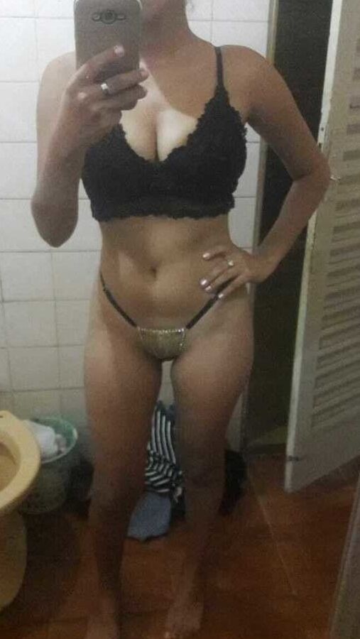 Nudes Gabriela Stephan no banheiro.