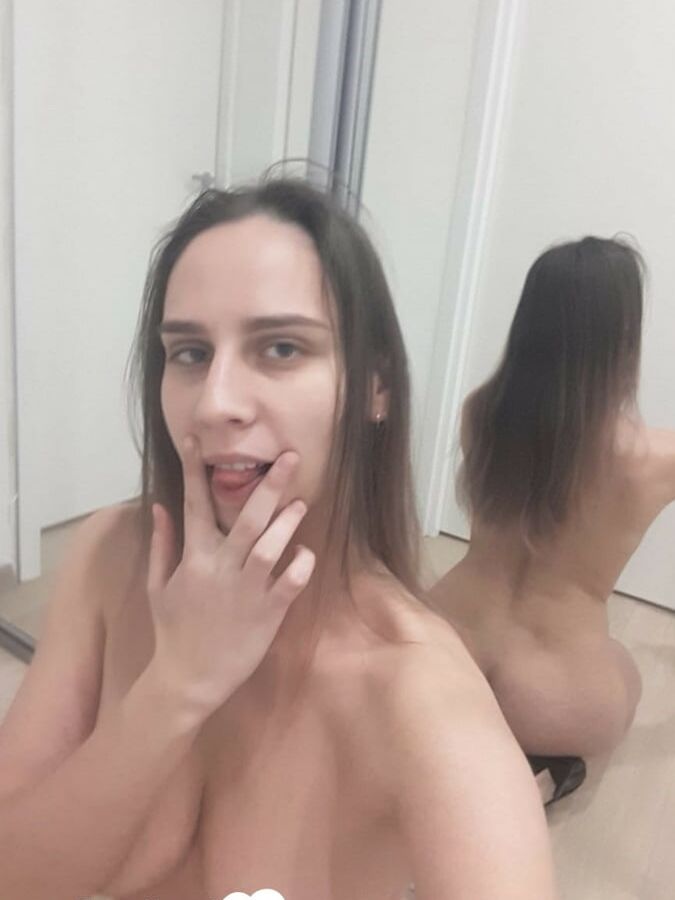 ブルネットの美女は膣を舐めてもらいたい