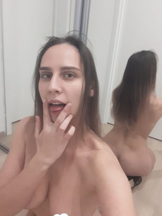 ブルネットの美女は膣を舐めてもらいたい