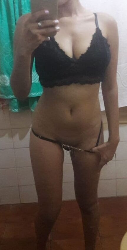 Nudes Gabriela Stephan no banheiro.