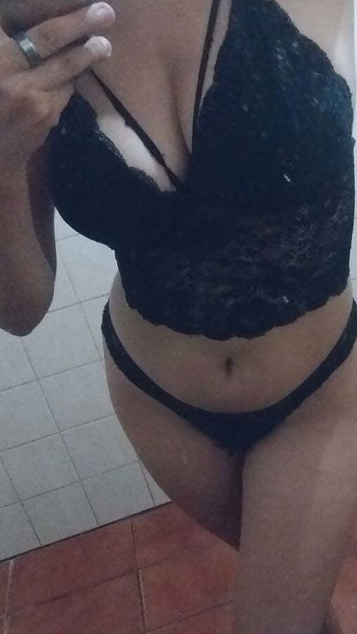 Nudes Gabriela Stephan no banheiro.