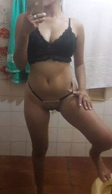 Nudes Gabriela Stephan no banheiro.