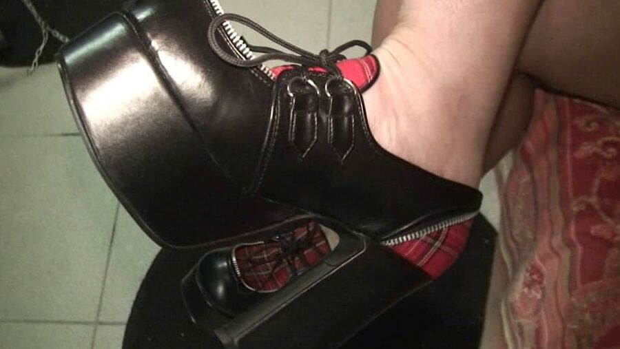 Masturbating With PUMPS GOTHIC