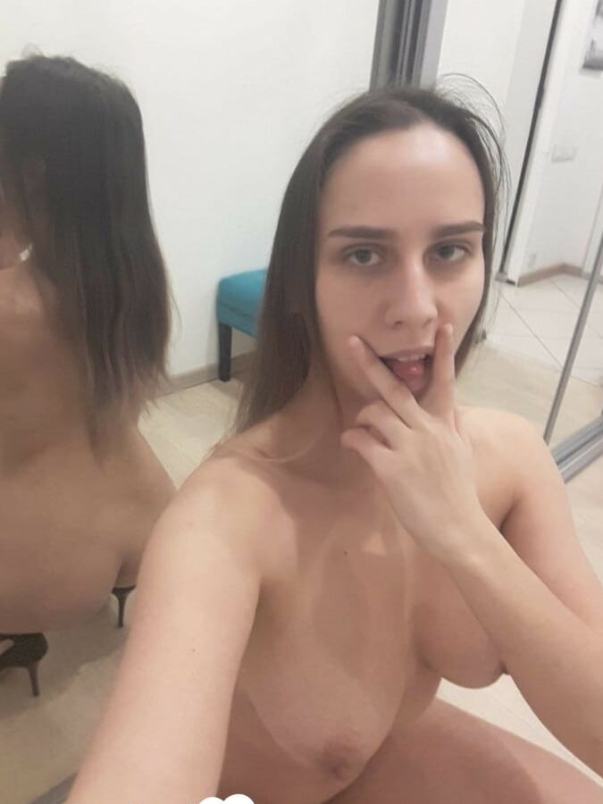 ブルネットの美女は膣を舐めてもらいたい