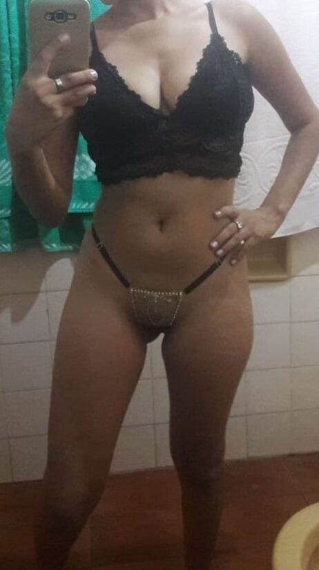 Nudes Gabriela Stephan no banheiro.