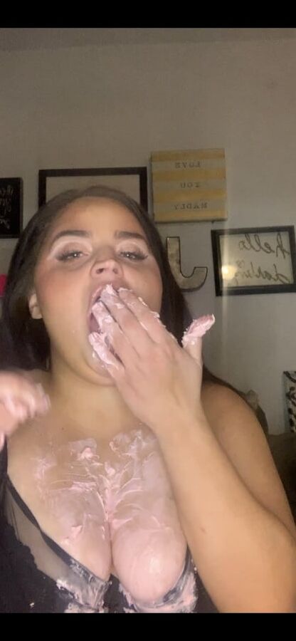 Fatty gets mess with cake