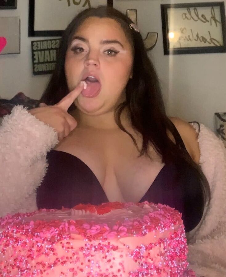 Fatty gets mess with cake