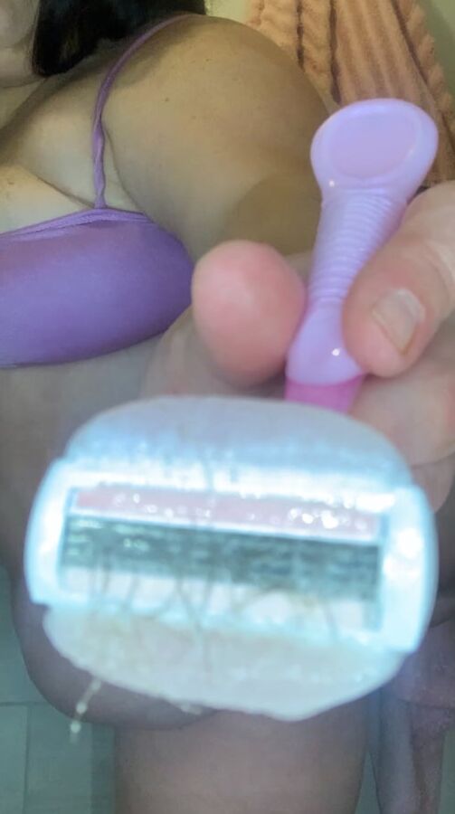 Fatty shave her fat pussy on camera