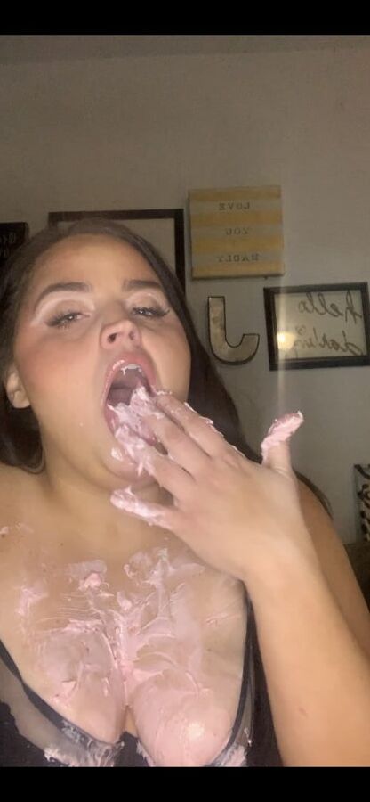 Fatty gets mess with cake